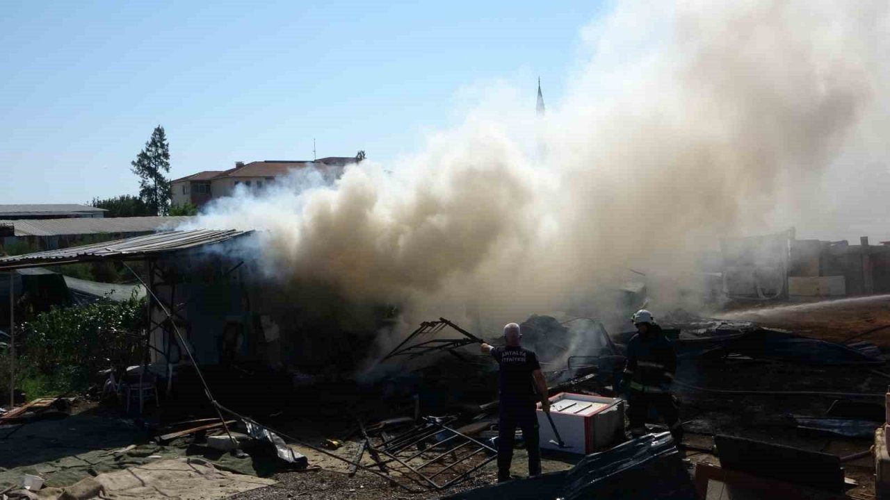 Antalya’da ikinci el eşya satılan konteyner alev alev yandı
