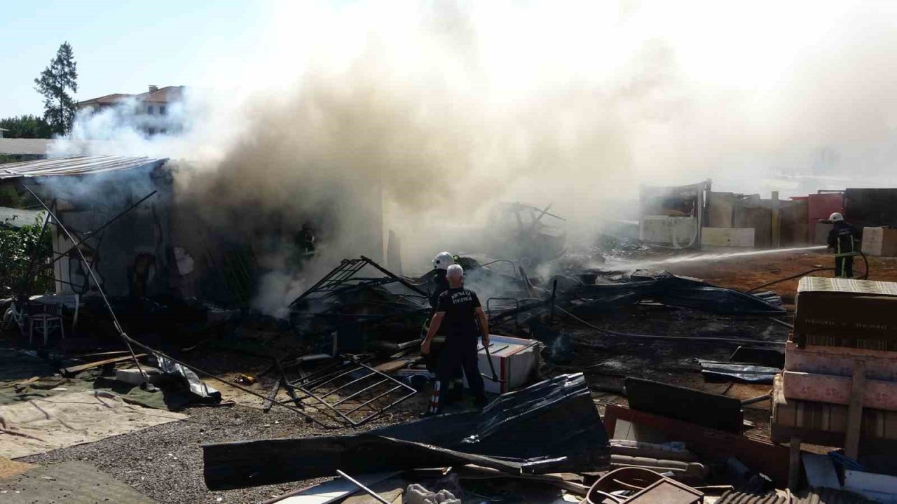 Antalya’da ikinci el eşya satılan konteyner alev alev yandı