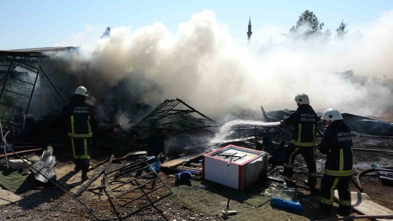 Antalya’da ikinci el eşya satılan konteyner alev alev yandı
