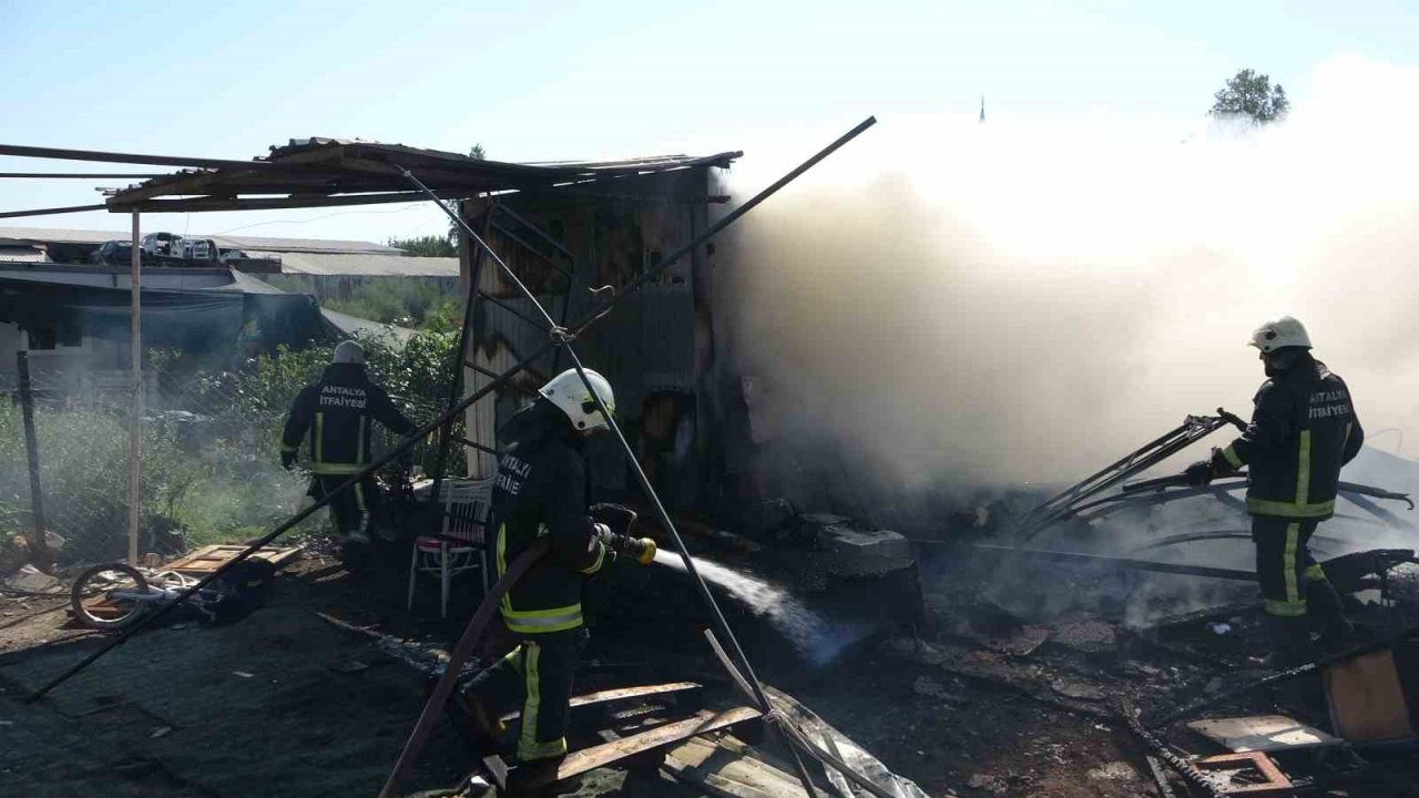 Antalya’da ikinci el eşya satılan konteyner alev alev yandı