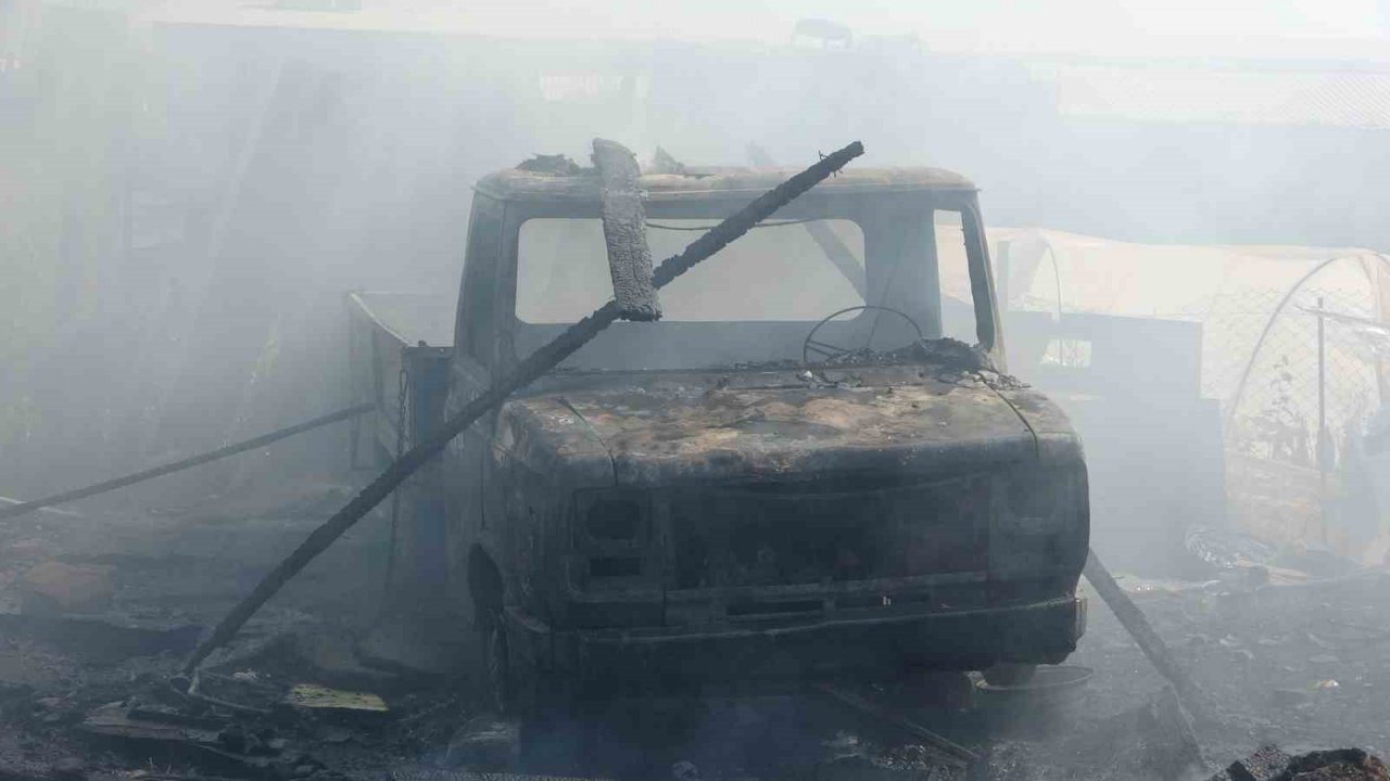 Antalya’da ikinci el eşya satılan konteyner alev alev yandı