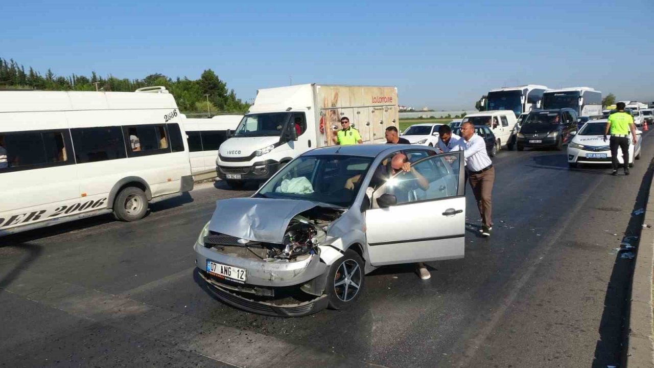 Zincirleme kazaya karışan minibüs sürücüsü olay yerinden kaçtı