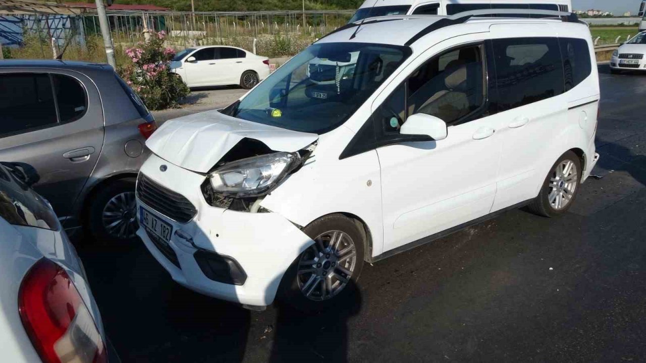 Zincirleme kazaya karışan minibüs sürücüsü olay yerinden kaçtı