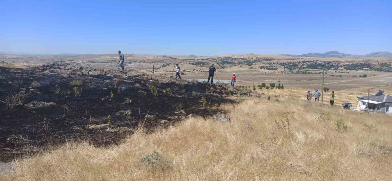 Arguvan’daki anız yangını korkuttu