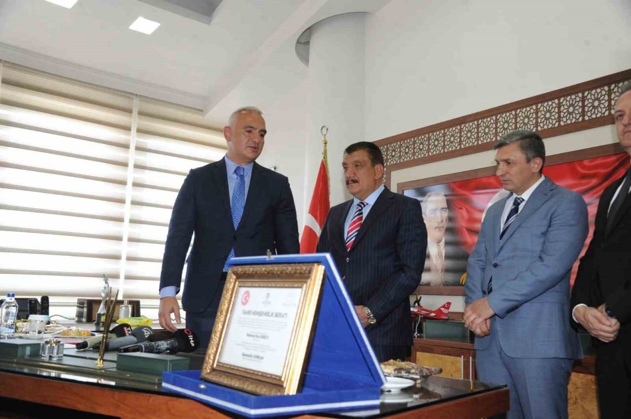 Bakan Ersoy’a Malatya’da Fahri Hemşehrilik Beratı verildi