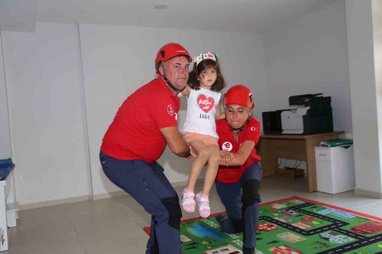 Efeler’in çocuklarına deprem eğitimi verildi