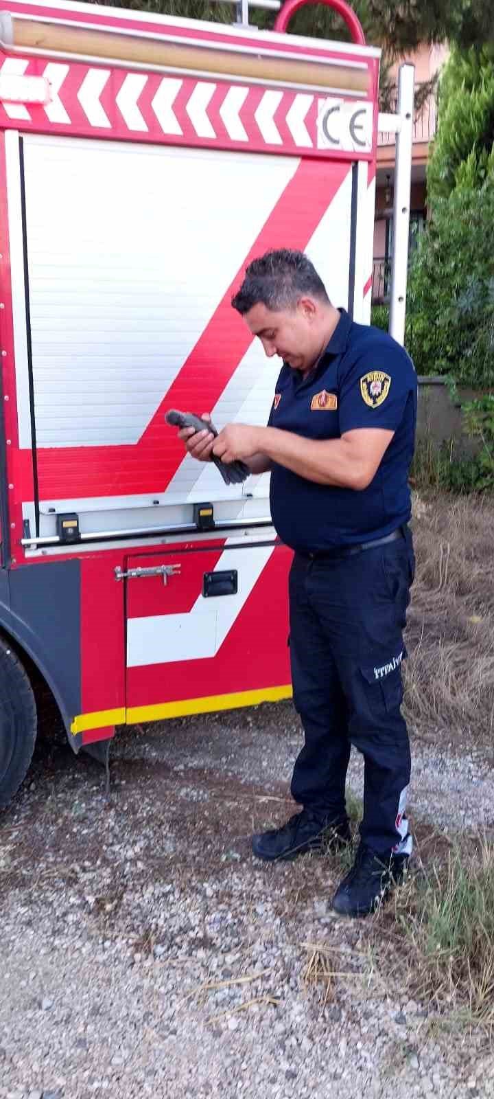 Karganın imdadına itfaiye yetişti