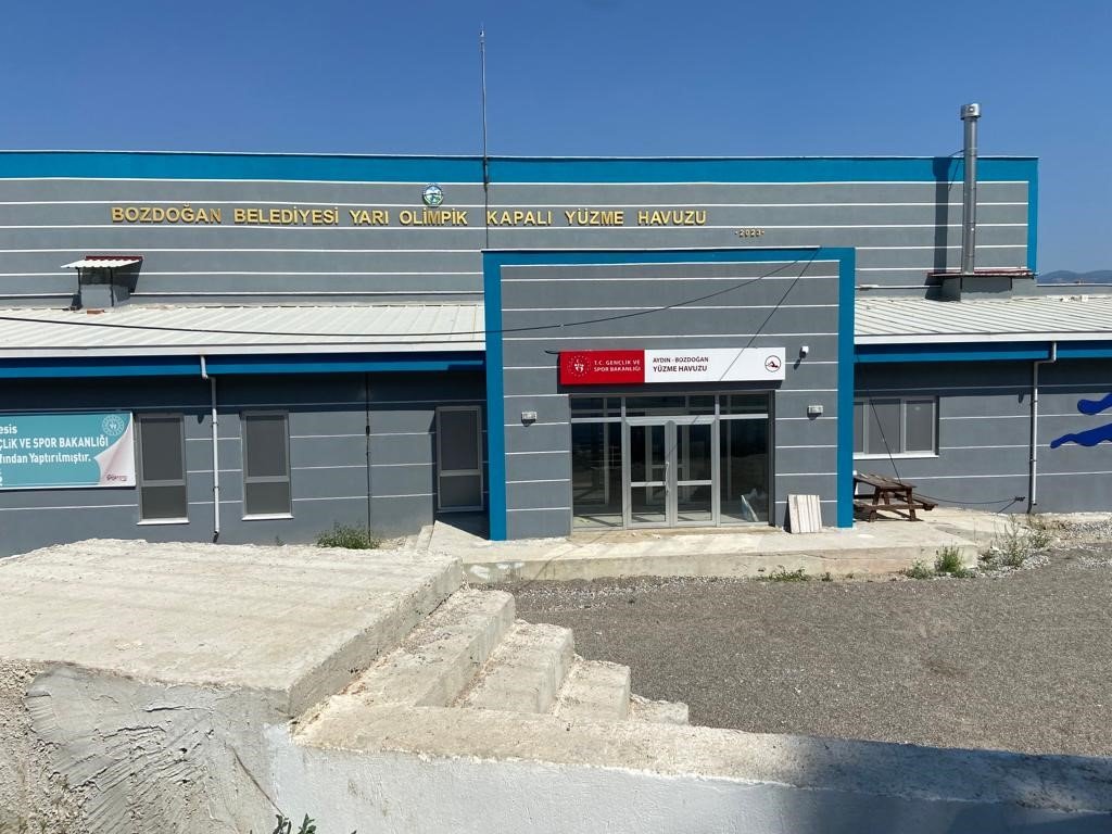 Bozdoğan yarı olimpik yüzme havuzu gün sayıyor