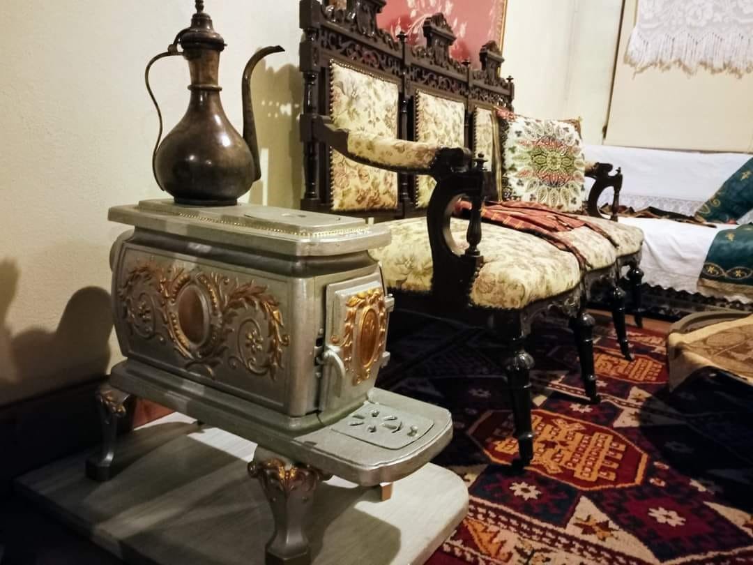 Osmanlı döneminden kalma çini soba Sıdıka Erke Etnografya Müzesi’nde restore ediliyor