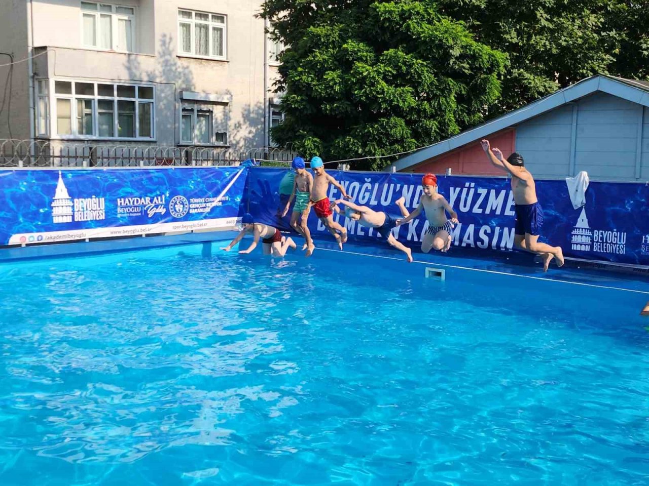 Beyoğlu’nda çocuklar portatif yüzme havuzlarında yazın tadını çıkarıyor
