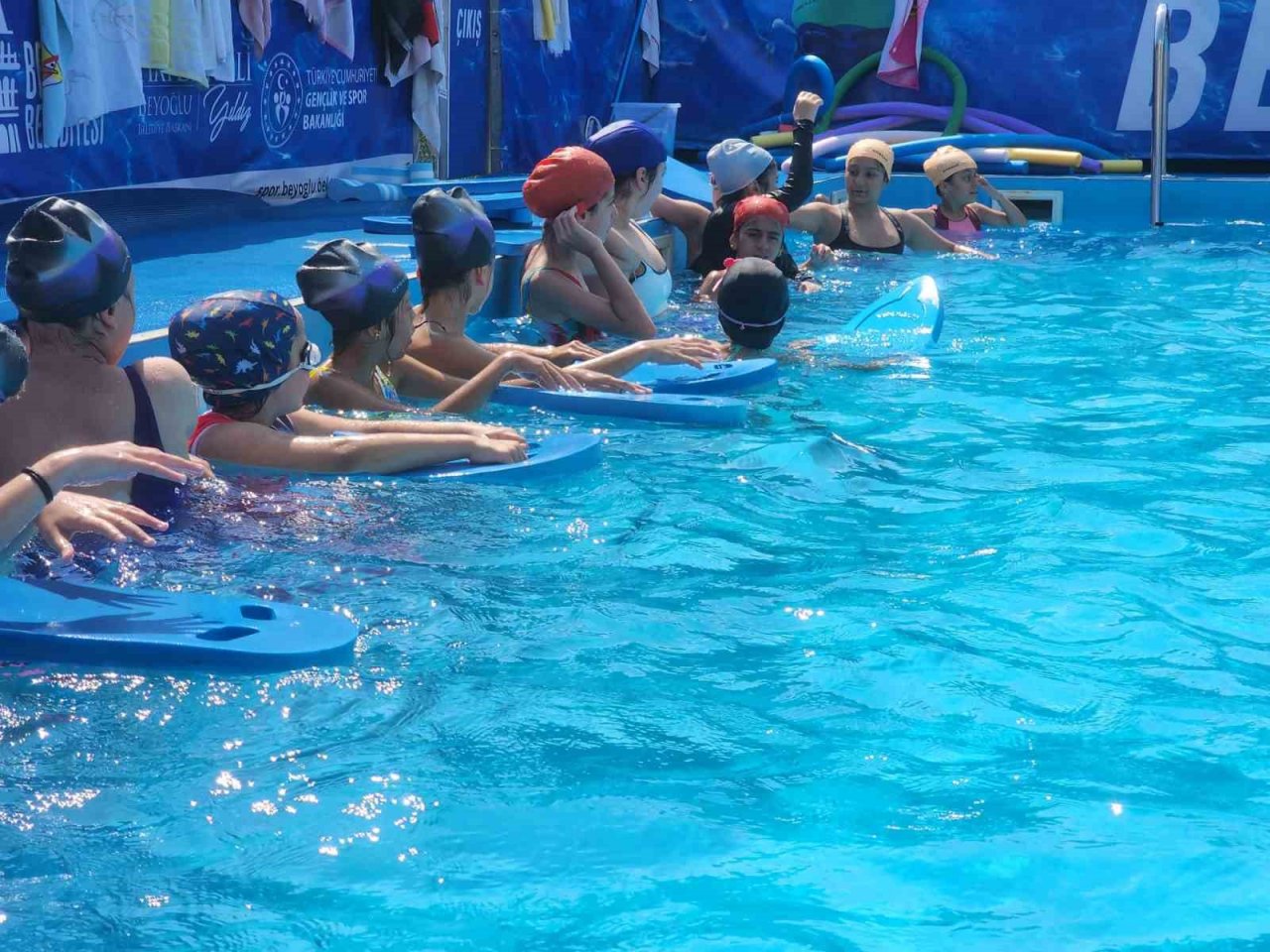 Beyoğlu’nda çocuklar portatif yüzme havuzlarında yazın tadını çıkarıyor