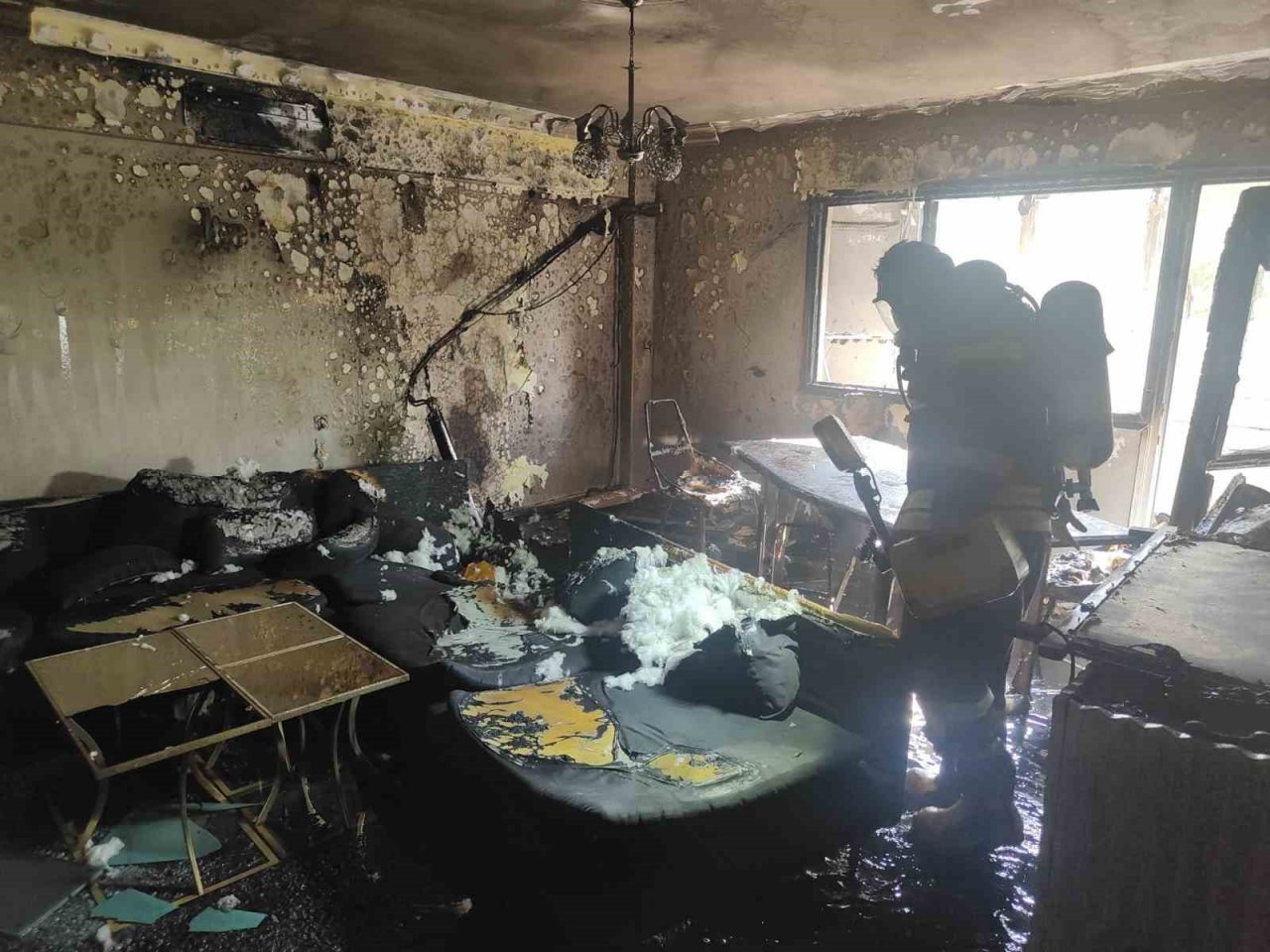 Binadaki yangında mahsur kalanları itfaiye kurtardı