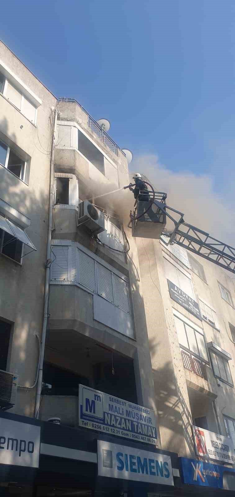 Binadaki yangında mahsur kalanları itfaiye kurtardı