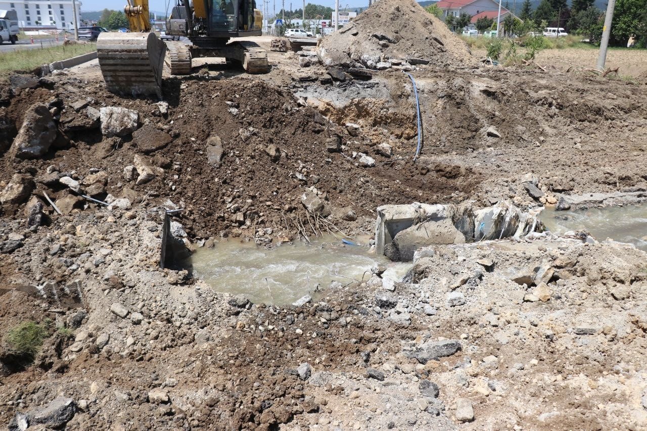 Selin hasar verdiği D-100 kara yolunda onarım çalışması başlatıldı