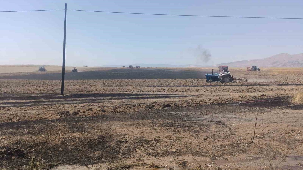 Saman yüklü traktörden sıçrayan alevler 30 dönüm ekili araziyi küle çevirdi