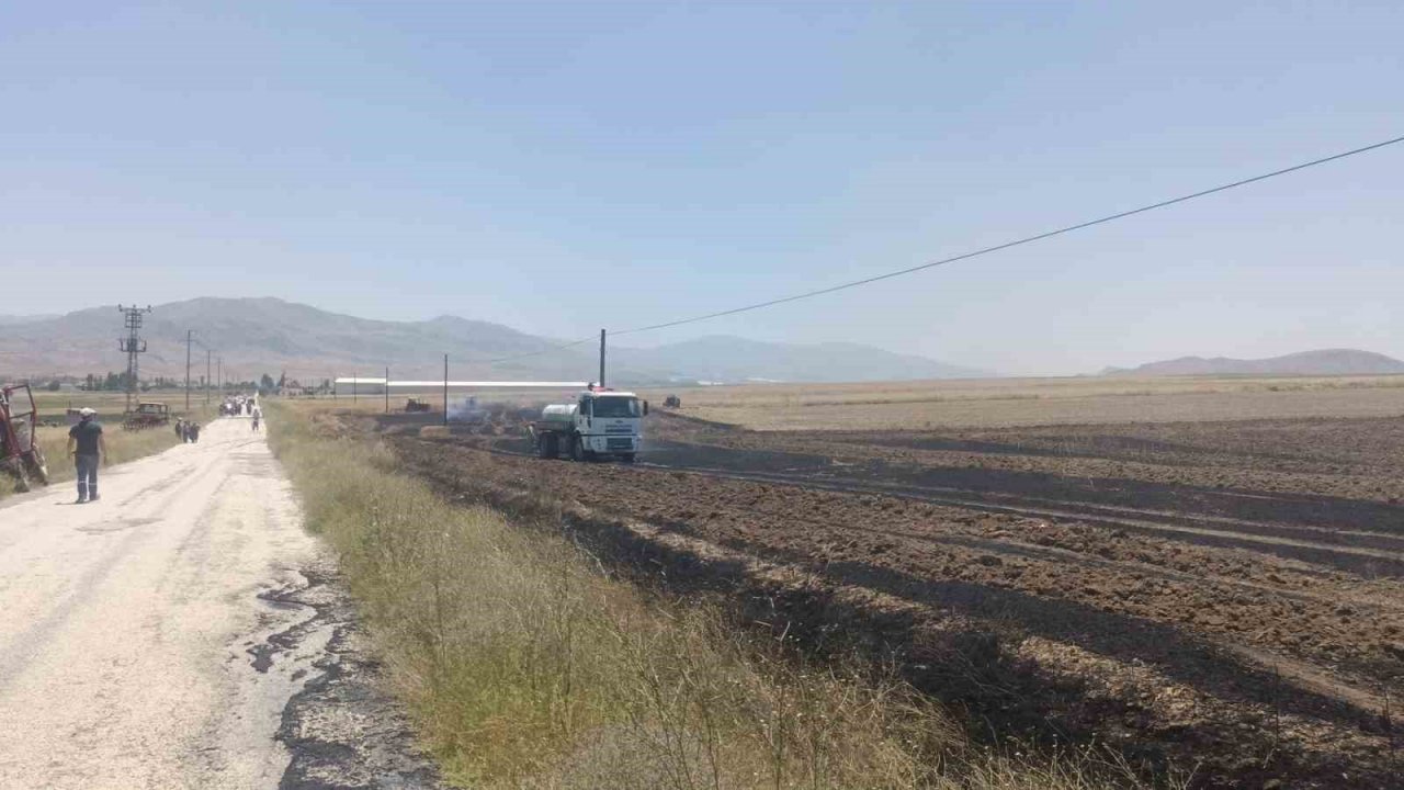 Saman yüklü traktörden sıçrayan alevler 30 dönüm ekili araziyi küle çevirdi