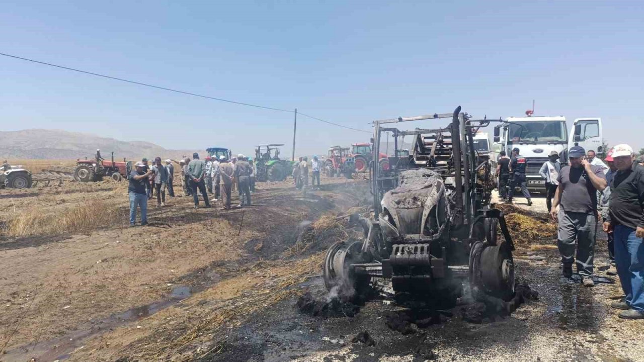 Saman yüklü traktörden sıçrayan alevler 30 dönüm ekili araziyi küle çevirdi