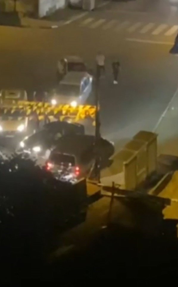 Maltepe’de yol verme kavgası: Darp etti, camları patlattı