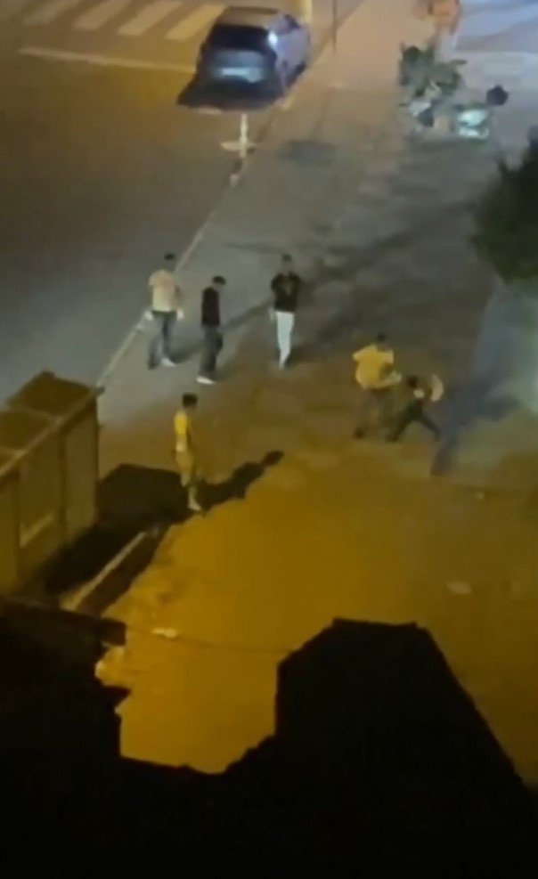 Maltepe’de yol verme kavgası: Darp etti, camları patlattı