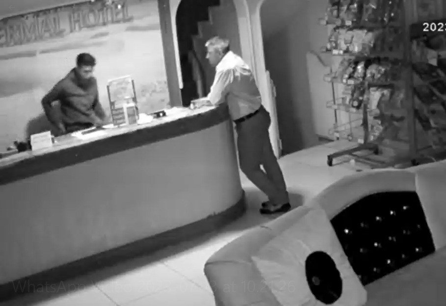 Biri gözetledi, diğeri çaldı