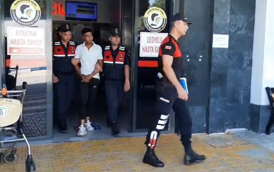 Biri gözetledi, diğeri çaldı