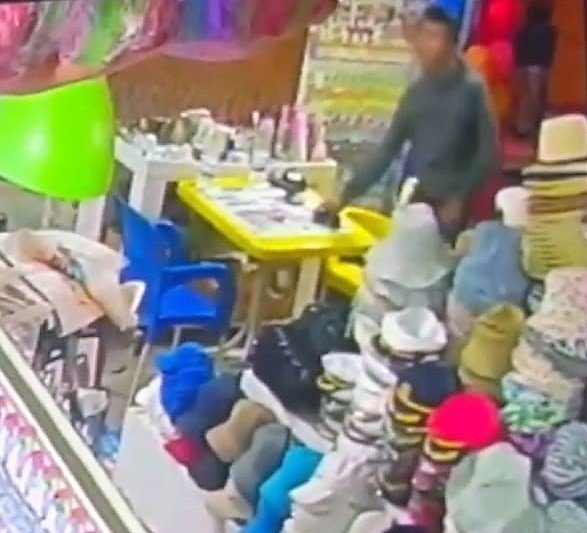 Biri gözetledi, diğeri çaldı