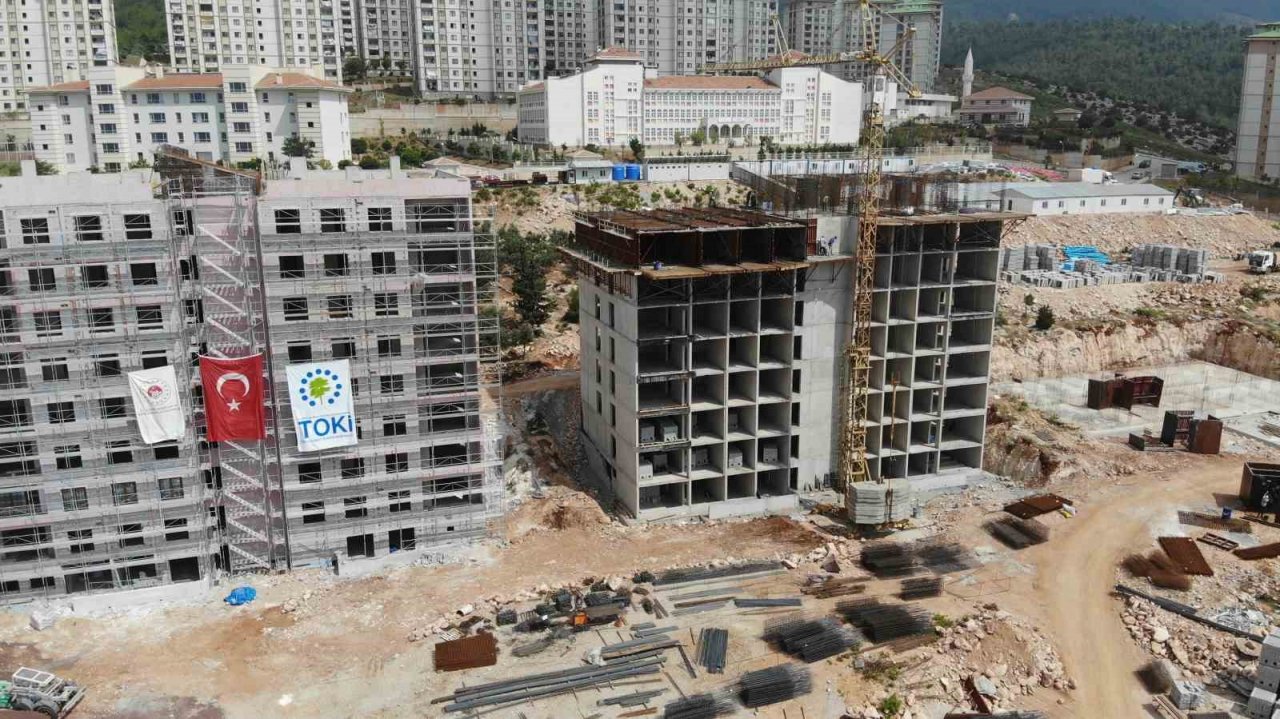 Enkaz kent Hatay’da deprem konutları yükseliyor