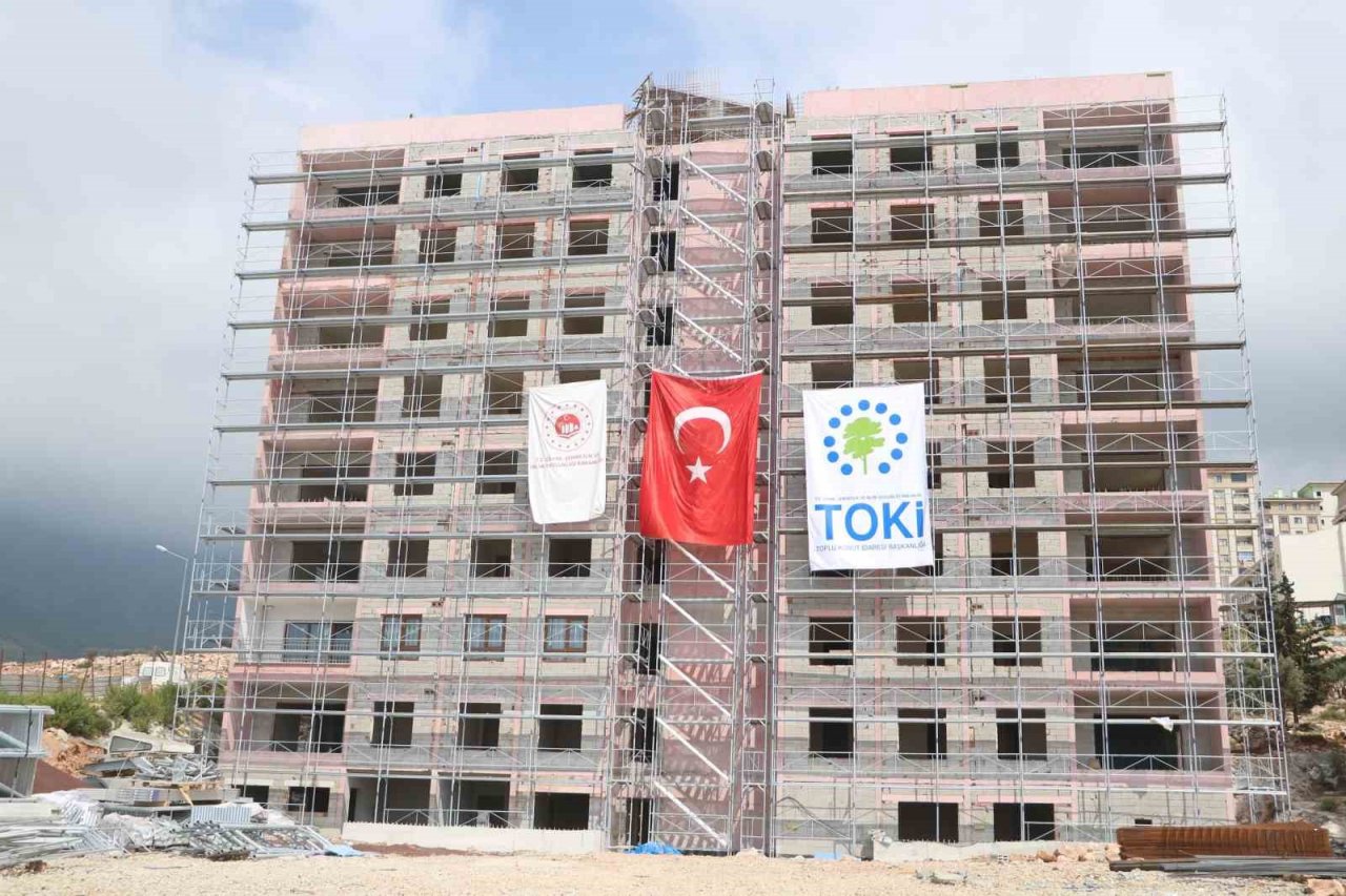 Enkaz kent Hatay’da deprem konutları yükseliyor