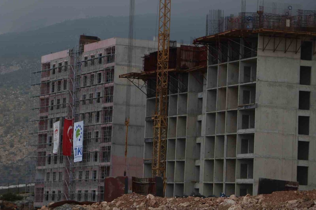 Enkaz kent Hatay’da deprem konutları yükseliyor