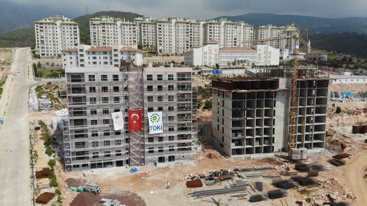 Enkaz kent Hatay’da deprem konutları yükseliyor