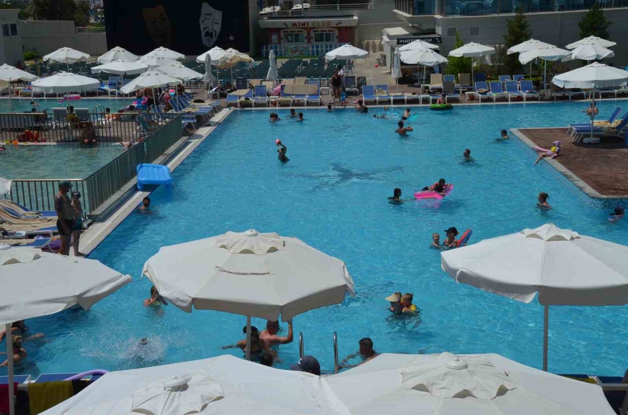 Sıcak havadan bunalan tatilciler soluğu deniz kenarında aldı