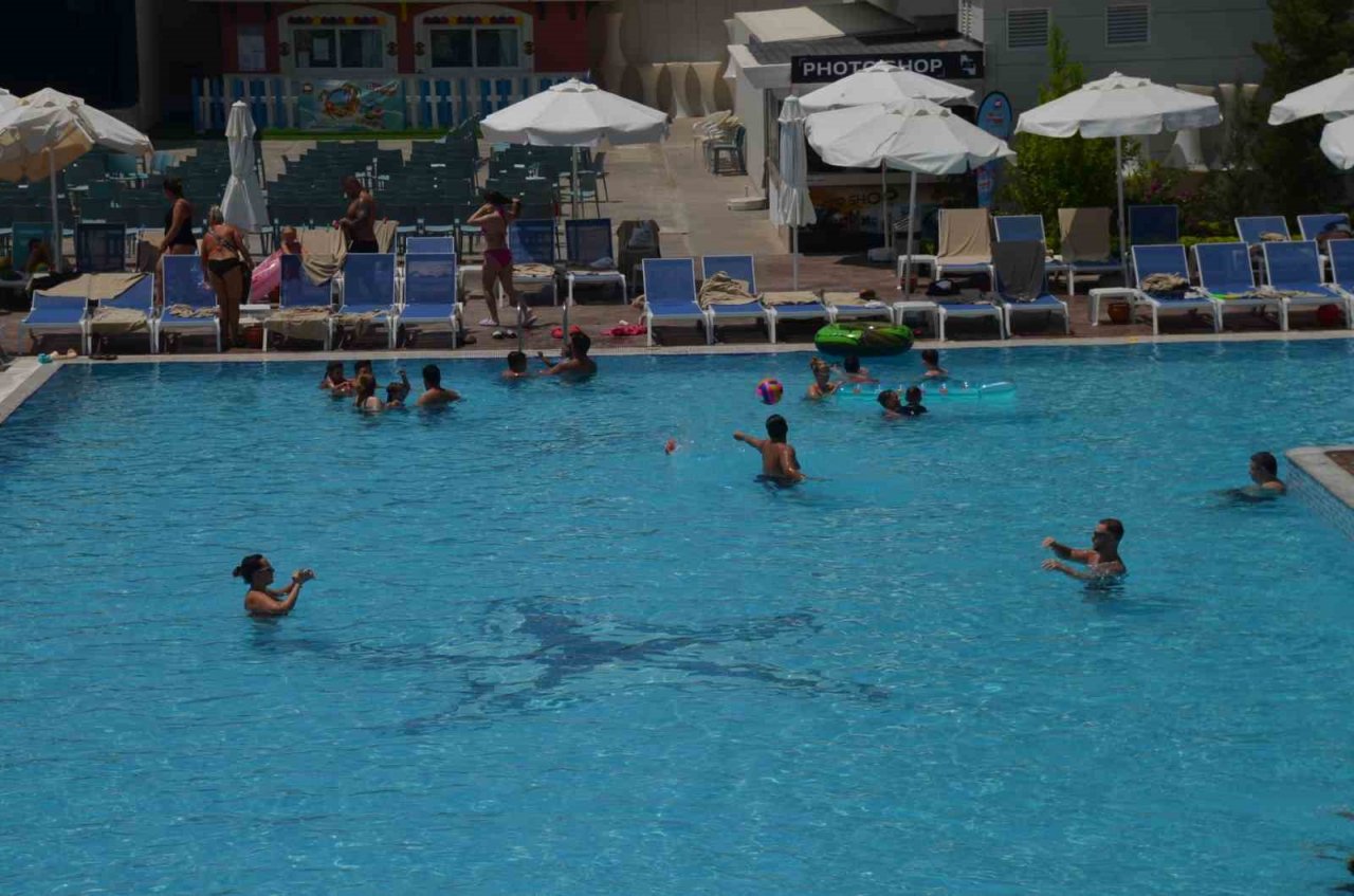 Sıcak havadan bunalan tatilciler soluğu deniz kenarında aldı