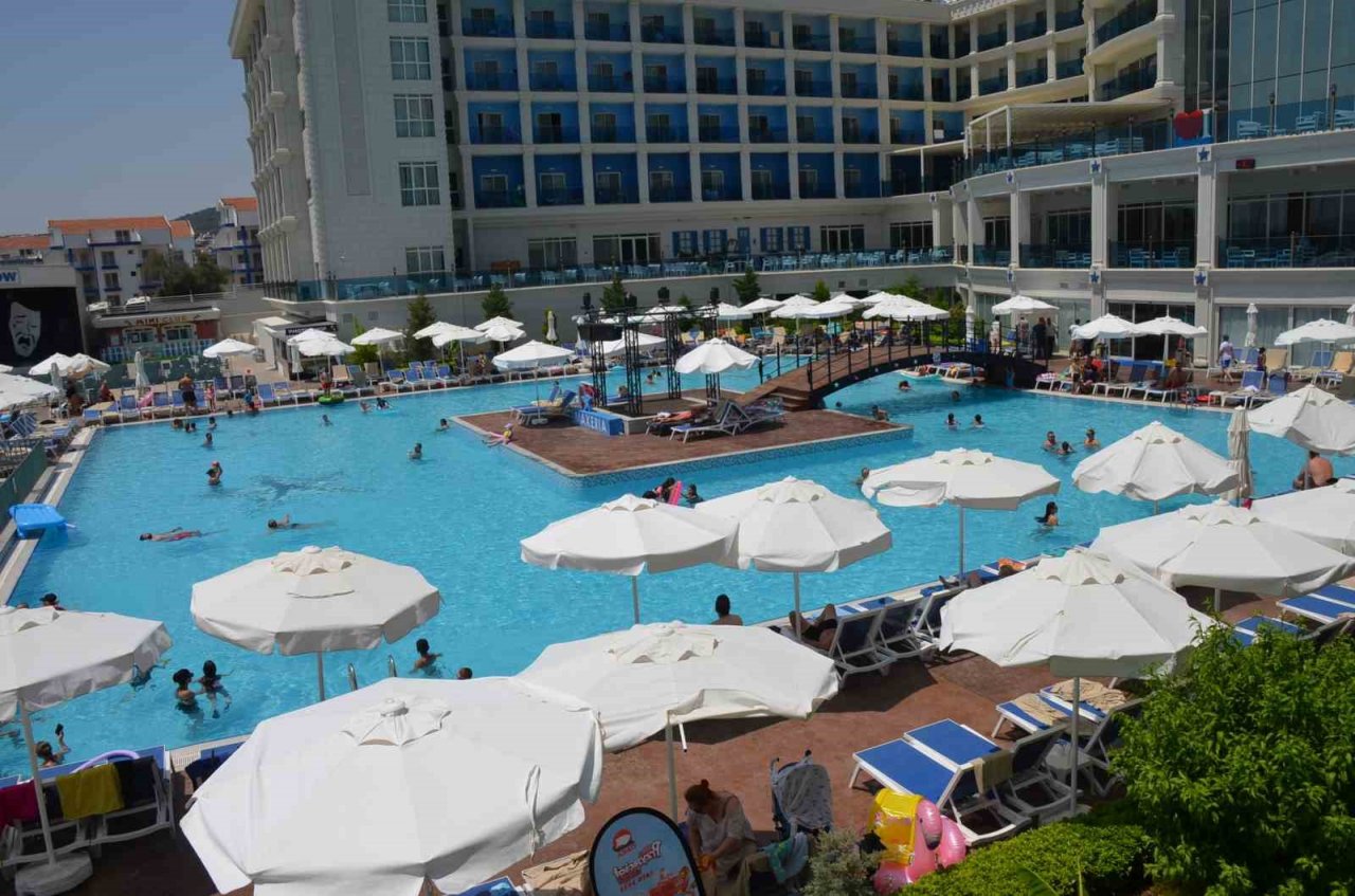 Sıcak havadan bunalan tatilciler soluğu deniz kenarında aldı