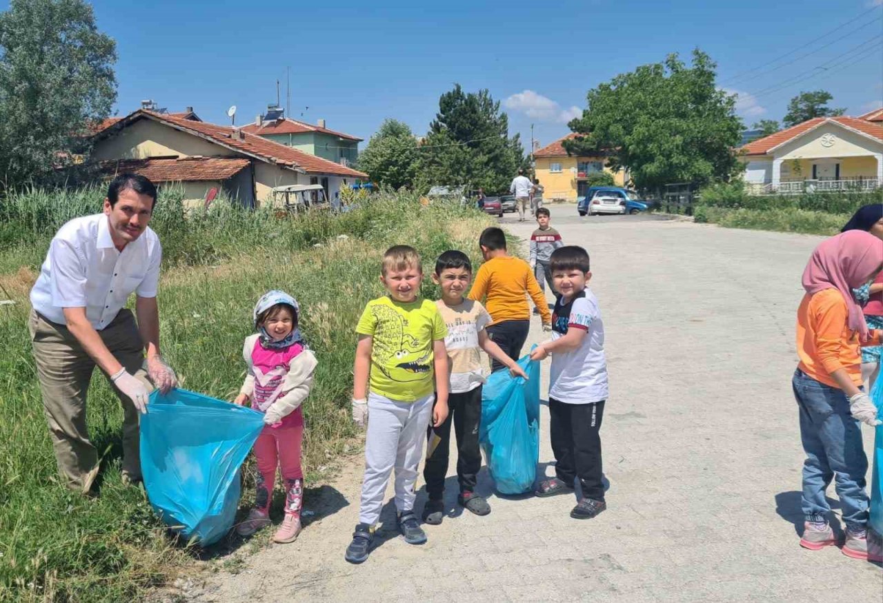 Dumlupınar’da yaz Kur’an kursu öğrencilerinden çevre temizliği