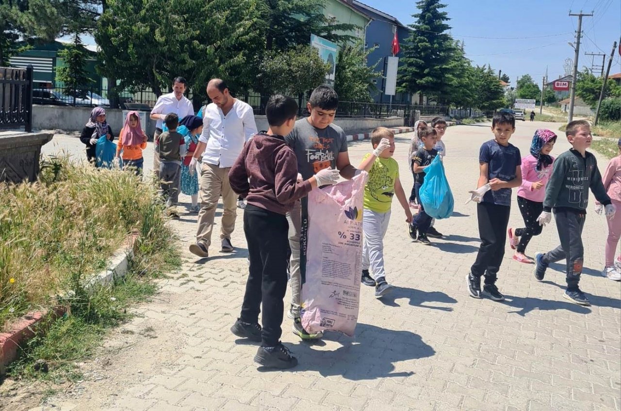 Dumlupınar’da yaz Kur’an kursu öğrencilerinden çevre temizliği