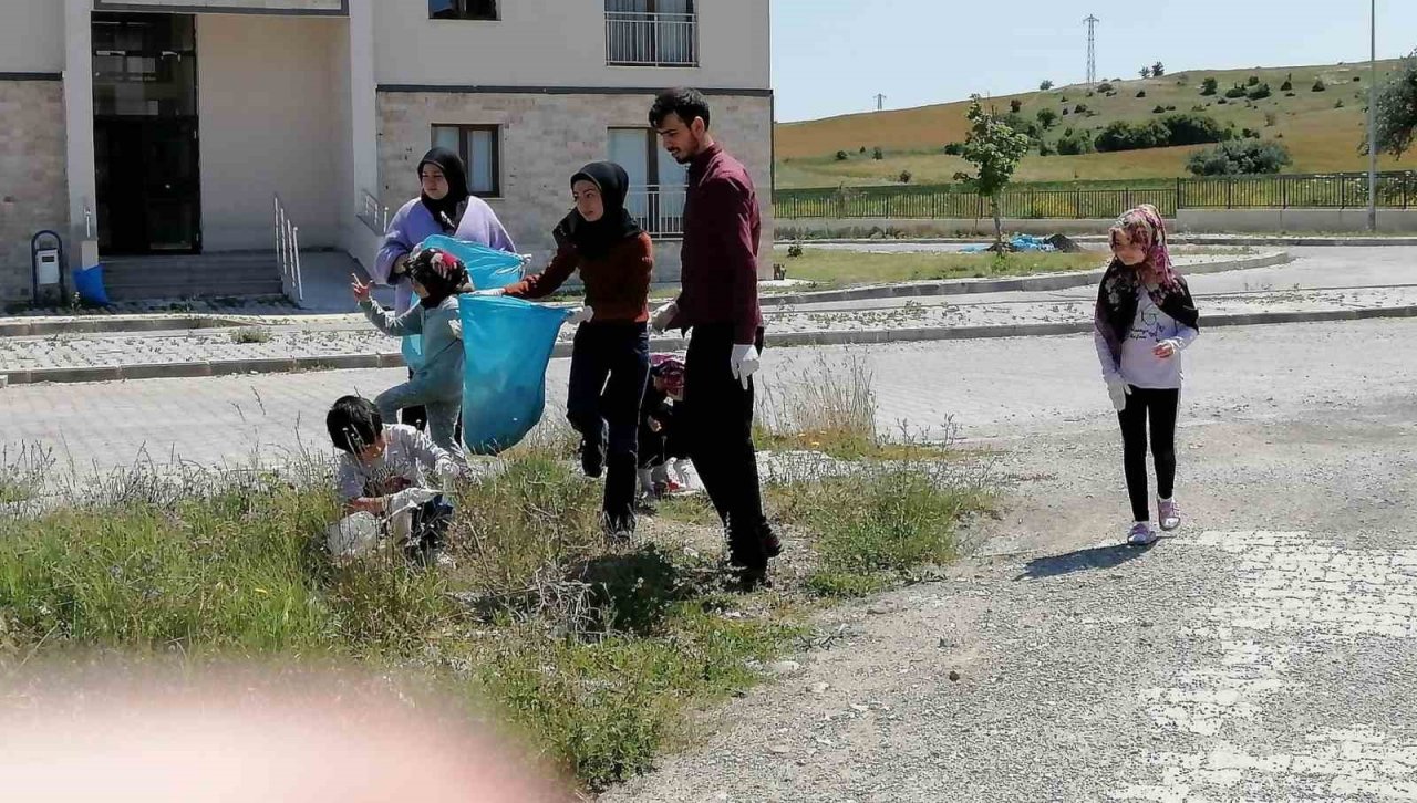 Dumlupınar’da yaz Kur’an kursu öğrencilerinden çevre temizliği