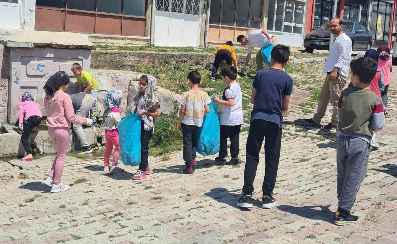 Dumlupınar’da yaz Kur’an kursu öğrencilerinden çevre temizliği