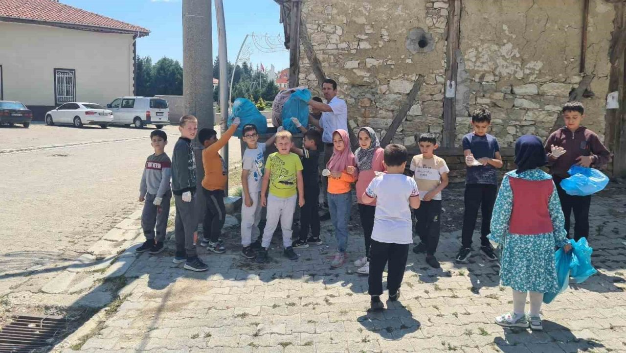 Dumlupınar’da yaz Kur’an kursu öğrencilerinden çevre temizliği