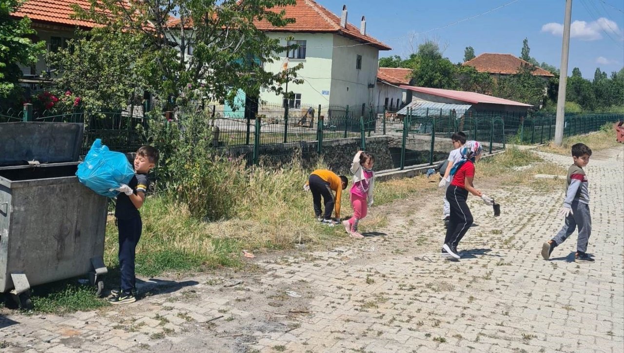 Dumlupınar’da yaz Kur’an kursu öğrencilerinden çevre temizliği