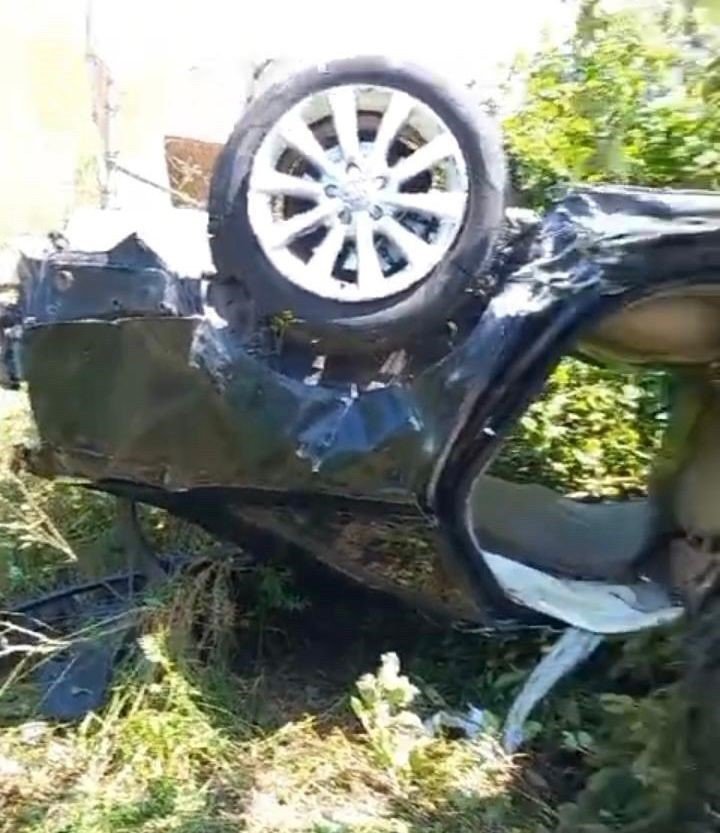 Taklalar atarak şarampole uçan otomobilin sürücüsü hayatını kaybetti