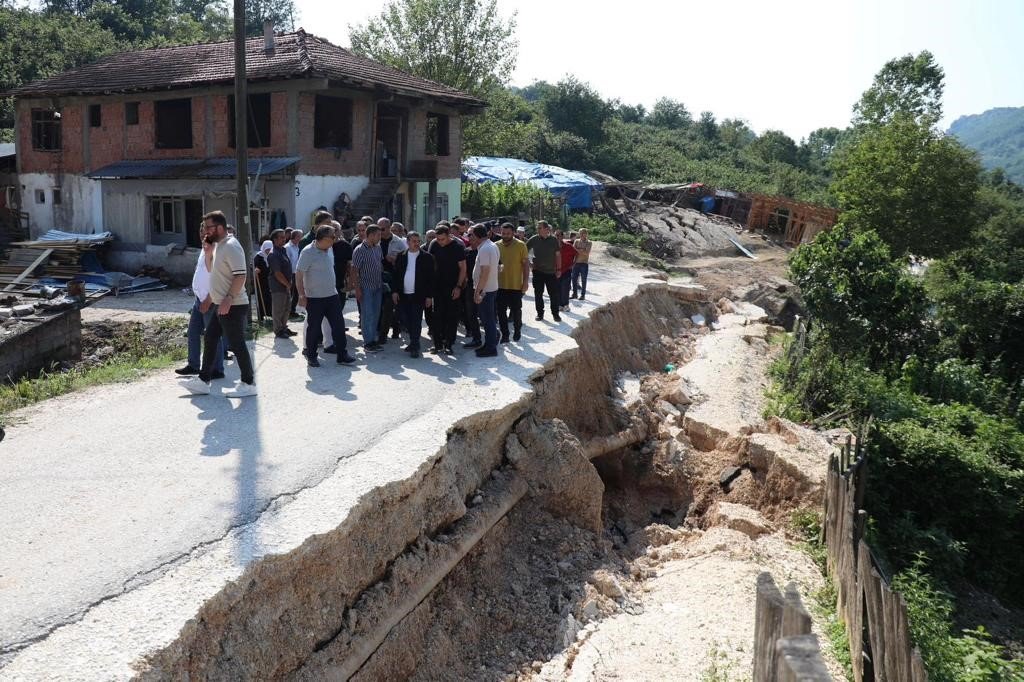 Sel sularının yuttuğu yolda inceleme