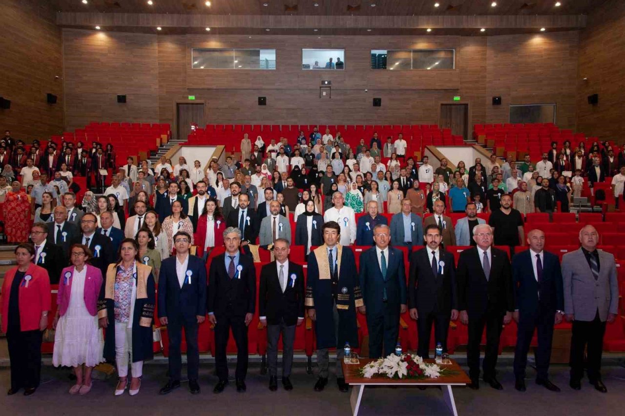 EBYÜ Diş Hekimliği Fakültesi ilk mezunlarını vermenin heyecanı yaşadı