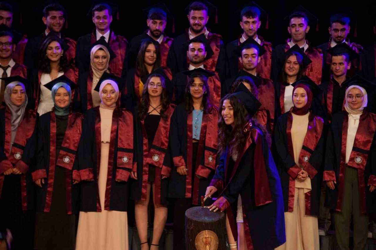 EBYÜ Diş Hekimliği Fakültesi ilk mezunlarını vermenin heyecanı yaşadı