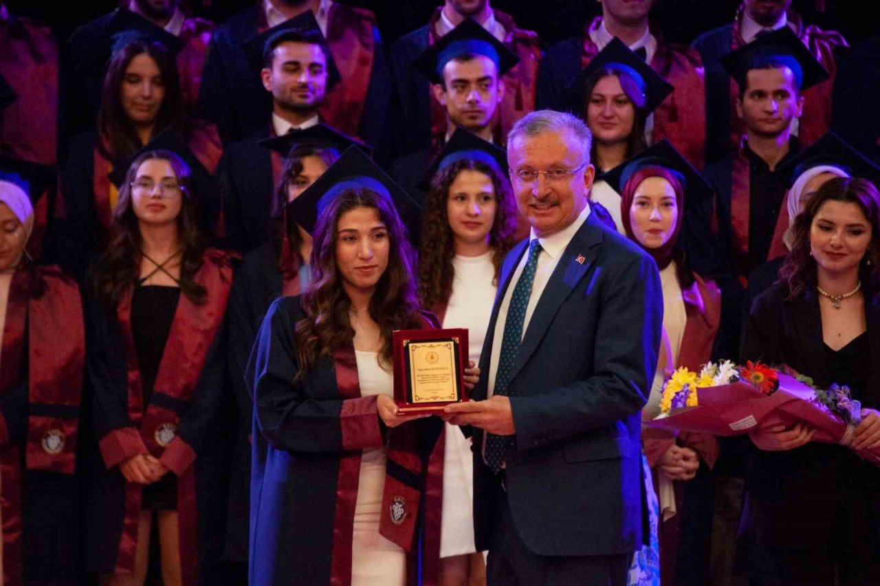 EBYÜ Diş Hekimliği Fakültesi ilk mezunlarını vermenin heyecanı yaşadı