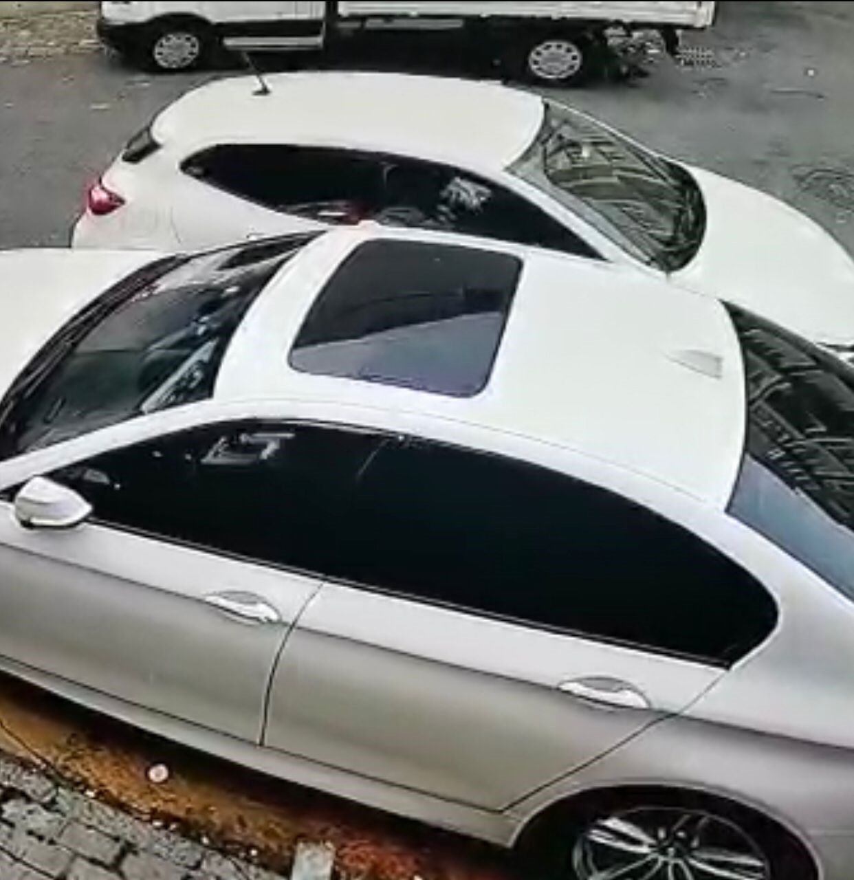 Aracı soyulan sürücünün ’güvenlik kameralı önlemi’ işe yaramadı: Hırsızlık anı kamerada