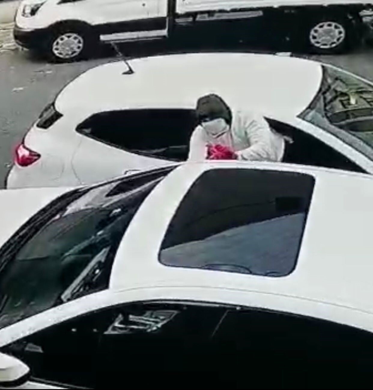 Aracı soyulan sürücünün ’güvenlik kameralı önlemi’ işe yaramadı: Hırsızlık anı kamerada