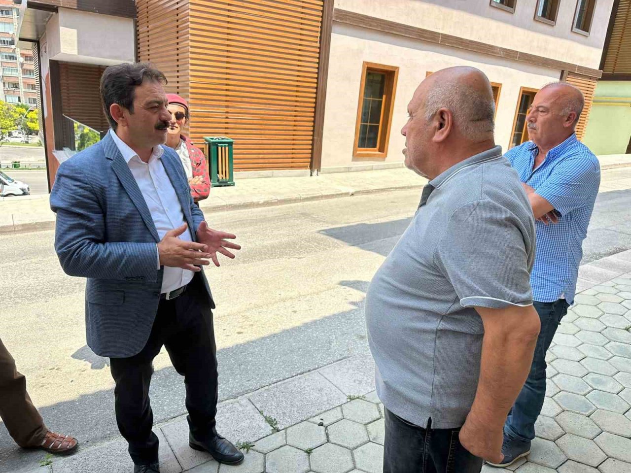 Özcan, "Büyükşehir yanlış yapıyor"