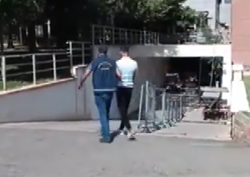 Oto hırsızı kaçmaya çalışırken kıskıvrak yakalandı