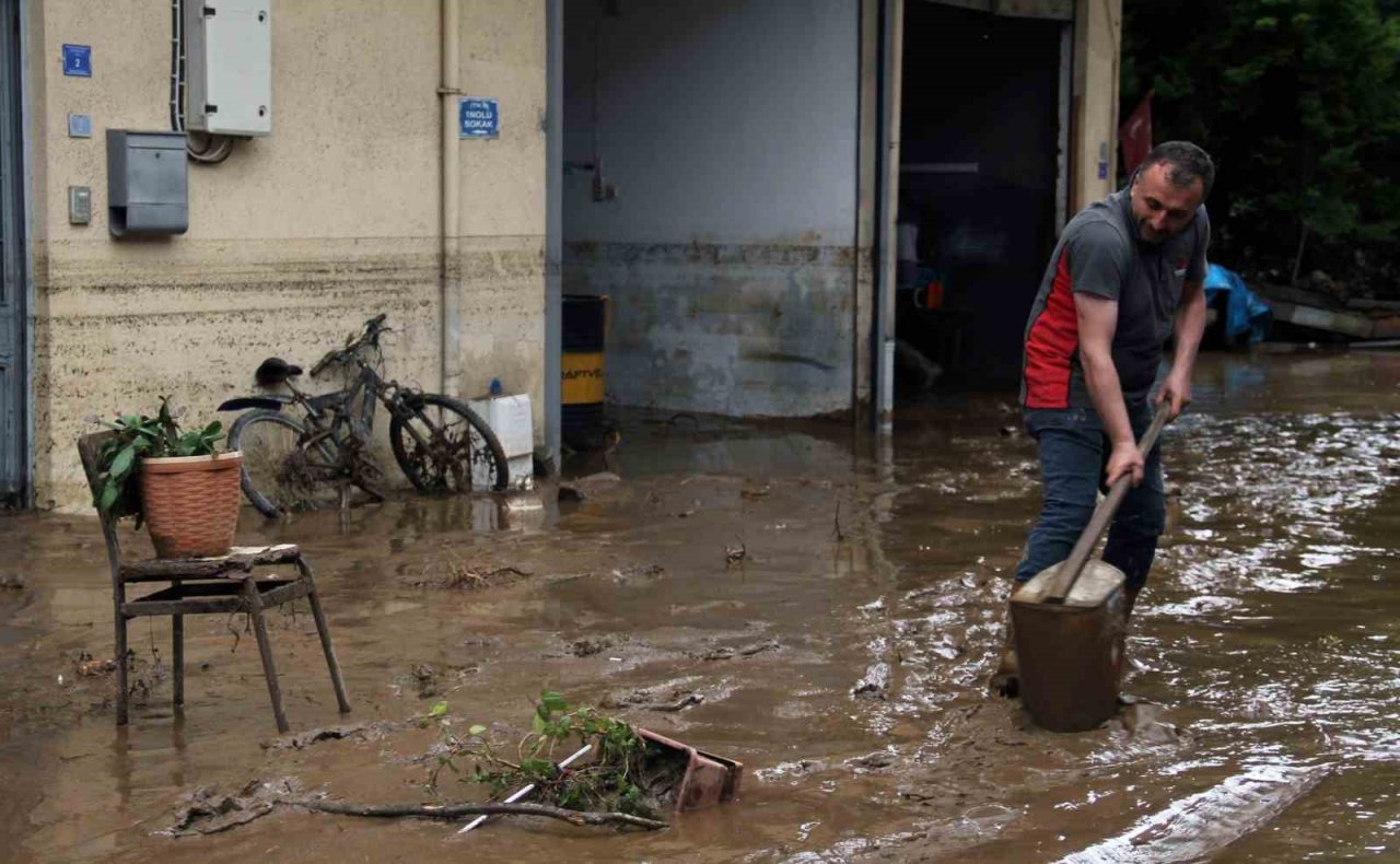 Selin vurduğu Piraziz ilçesinde temizlik çalışmaları başladı