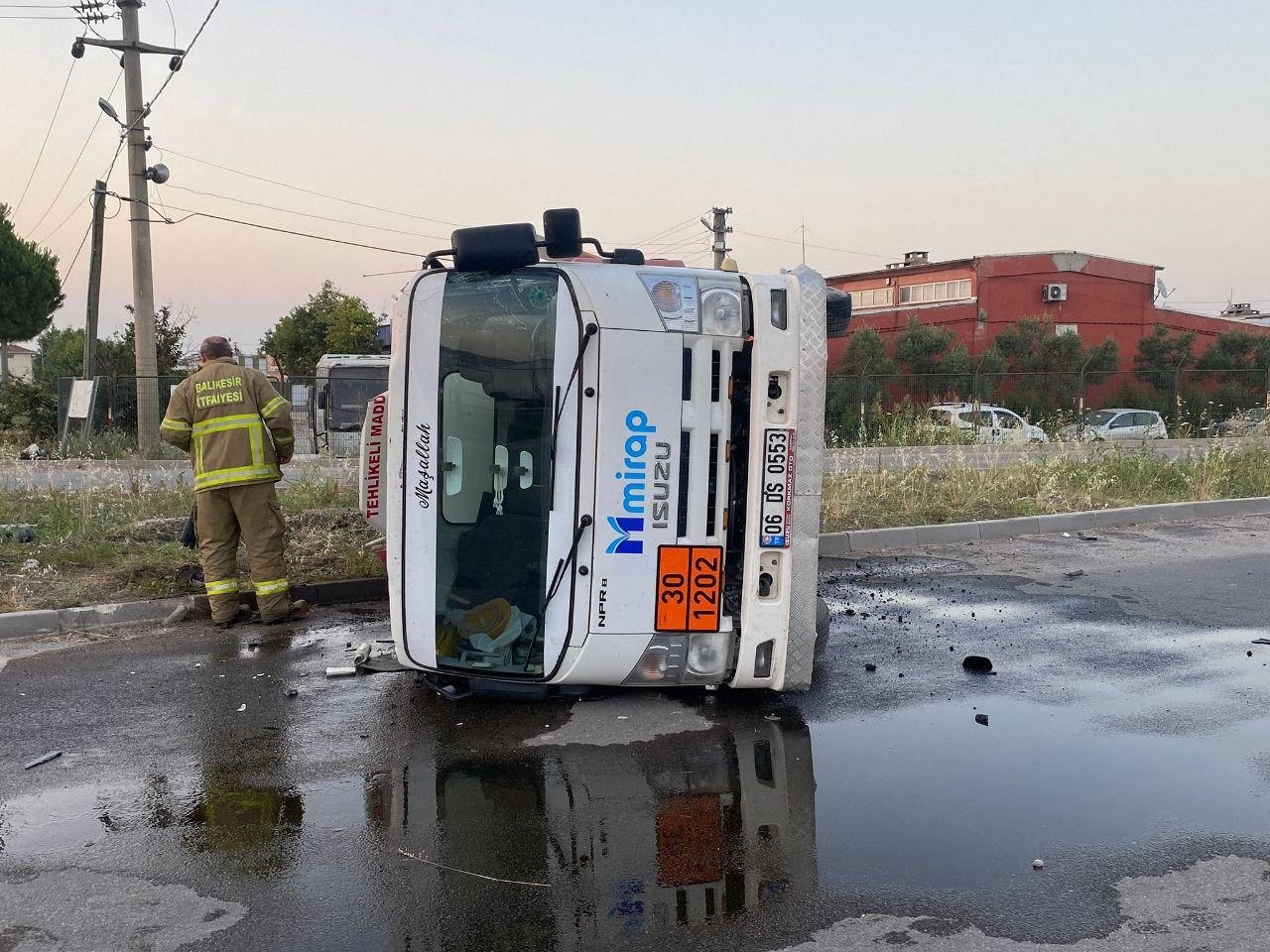 Gönen’de mazot yüklü tanker ile tır çarpıştı, sürücüler yaralandı